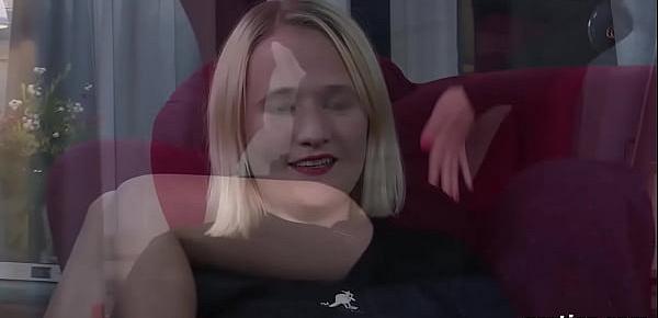 Die schwangere Lena W macht es sich selbst